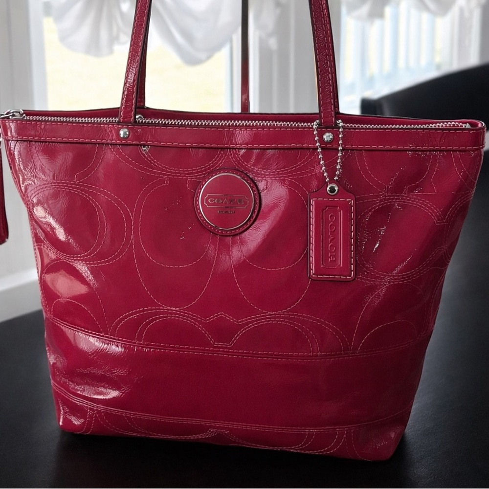 โจ COACH Berry Pink Signature Patent Leather Tote - Iconic stitched "C" pattern - Picture 3 of 16